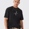 Man wearing oversized black Palestine T-shirt with Arabic فلسطين text and Palestinian flag design – only at Zaroodi India